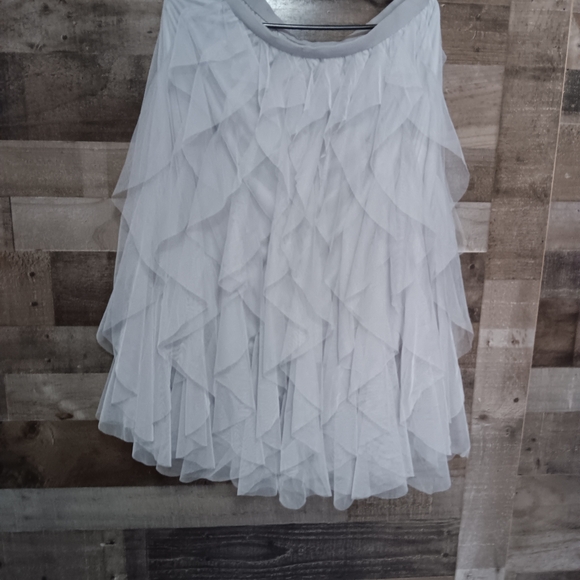 Elegant White Layered Skirt - Picture 4 of 4